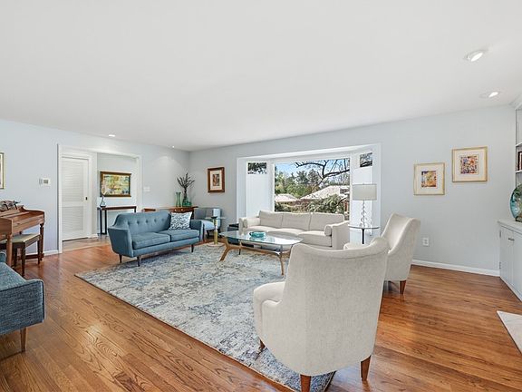 4th image of 1193 Lakemont Dr