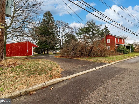 4th image of 90 Peters Ln