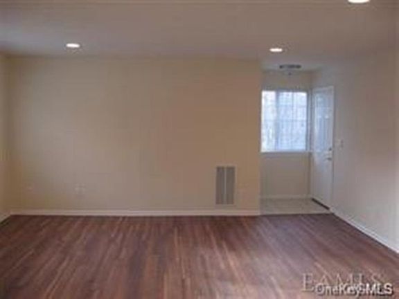 4th image of 504 Autumn Ln #504