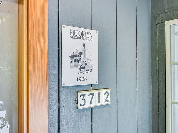 4th image of 3712 SE 8th Ave