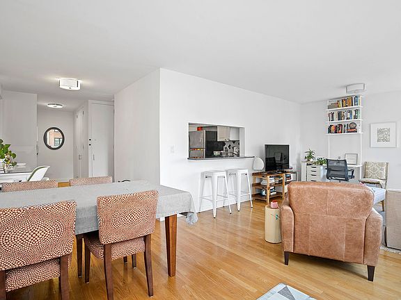 3rd image of 30 W 61st St APT 10D
