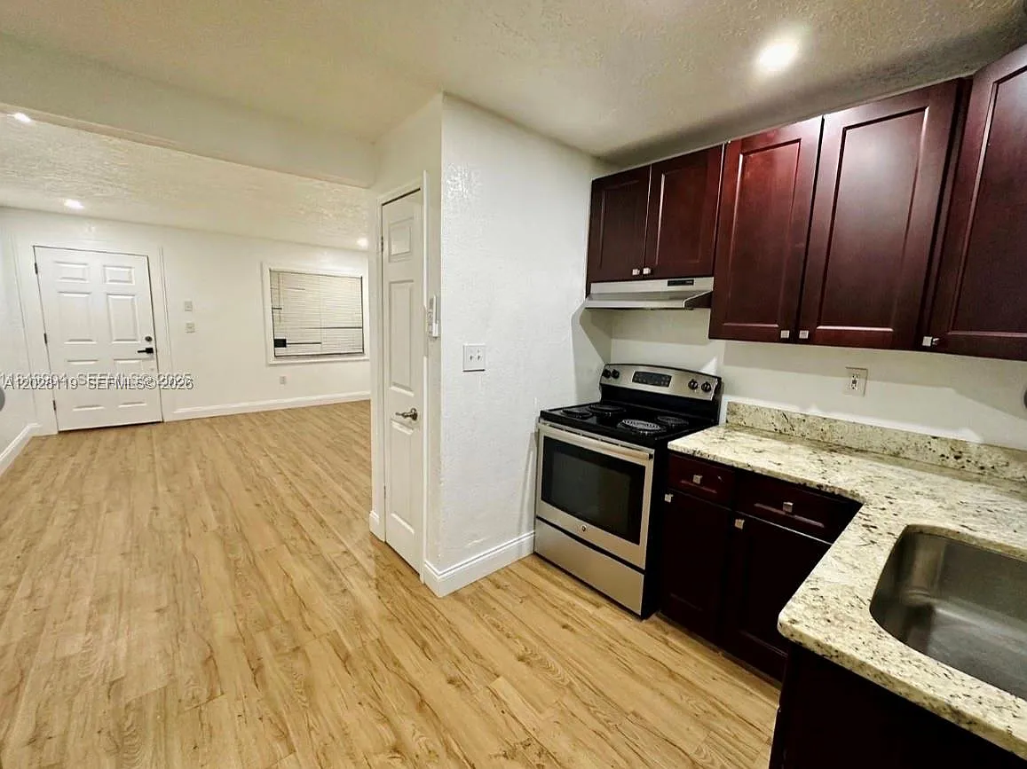 2 bed, 1.0 bath, $1,400 — Photo 2