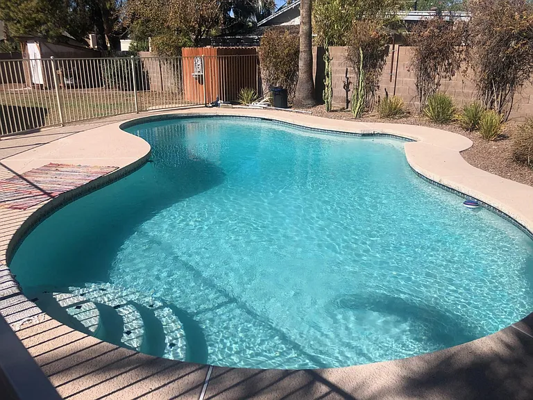 10 foot deep pool- yes!, it's "sparkling"!