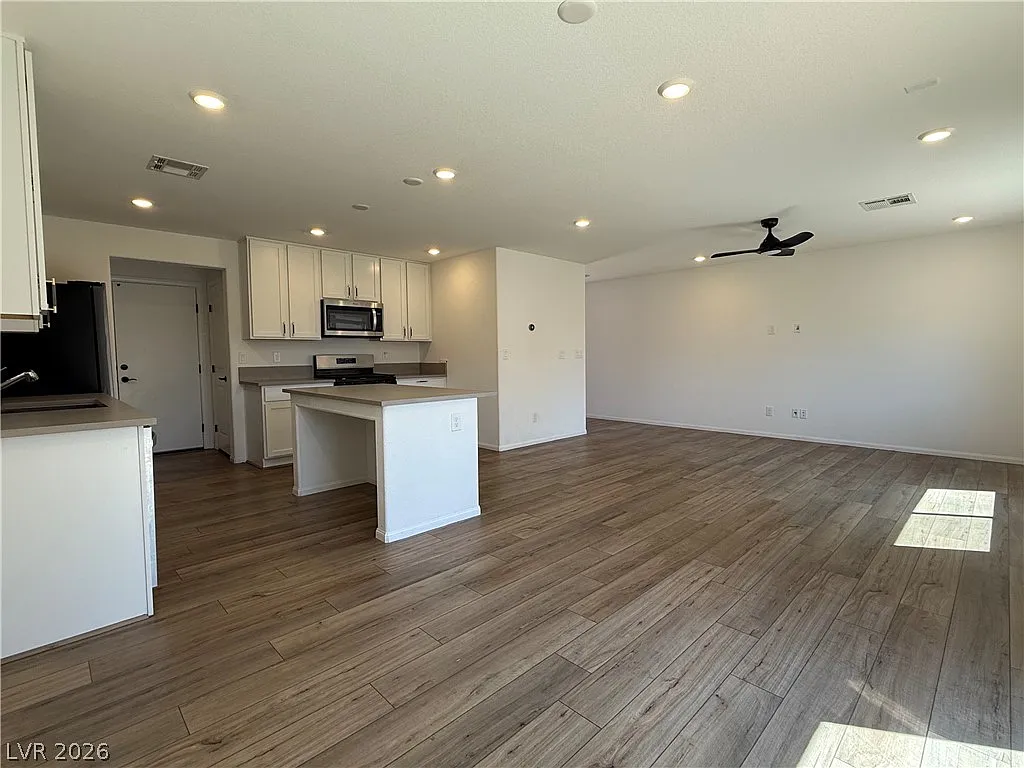 3 bed, 2.5 bath, 1690 sqft, $2,150 — Photo 3