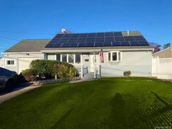 249 Claywood Dr, Brentwood, NY 11717