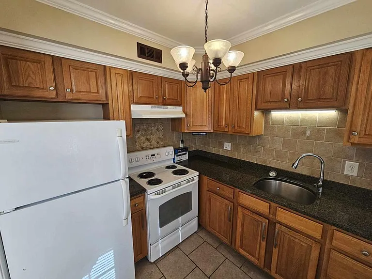 133 Auburn Ave — Photo 2