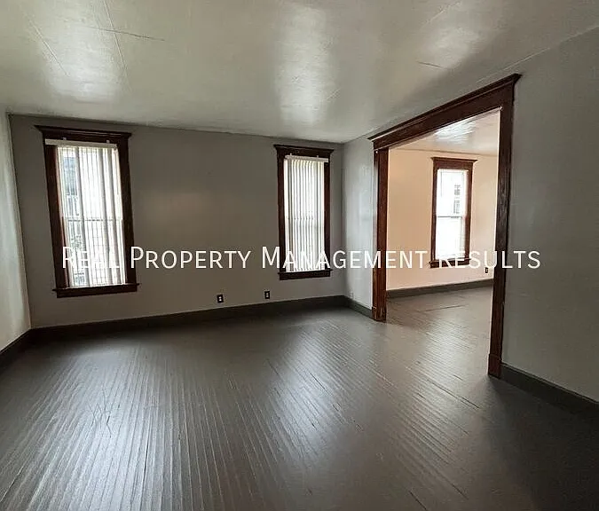 815 E Gum St — Photo 3