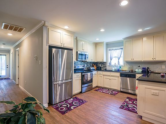 4th image of 1007 Pineview Dr