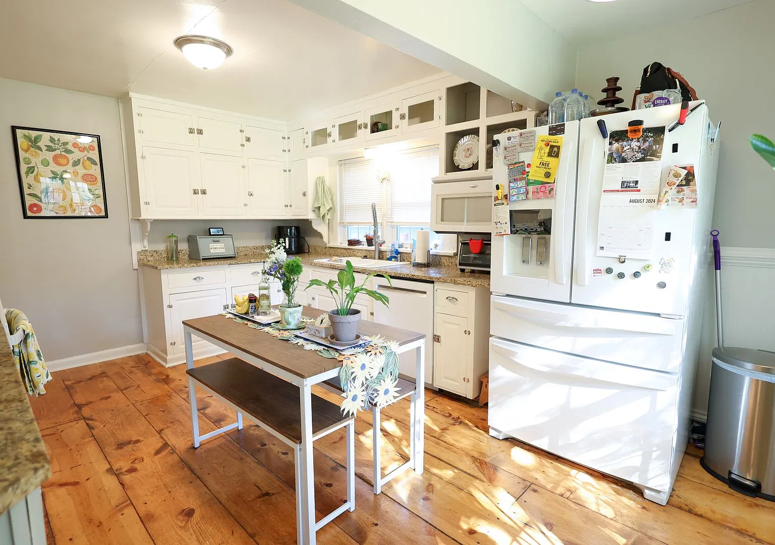 Charming 4BR/2BA Home Near MSU Huge Bedrooms, Fenced Yard + Off-Street Parking! — Photo 3