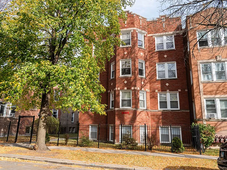 4705 N Troy St — Photo 2