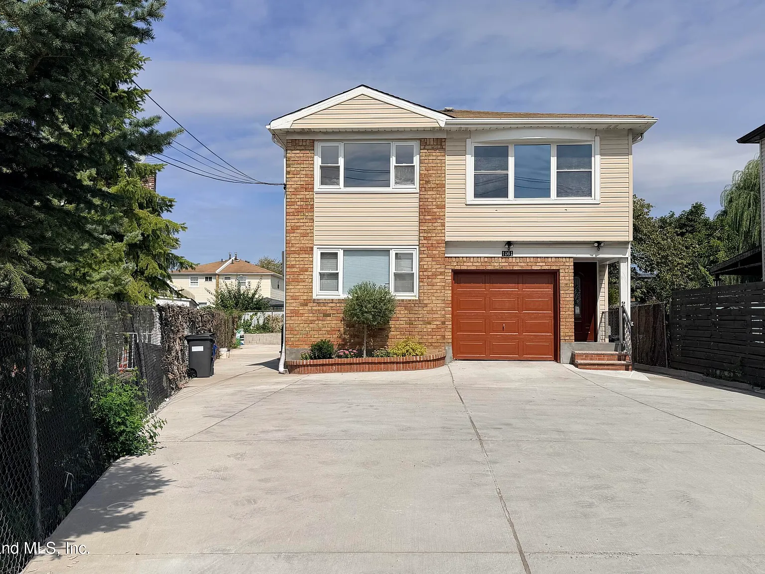 1061 Arden Ave — Photo 2