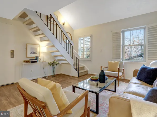 1307 E Abingdon Dr APT 3, Alexandria, VA 22314