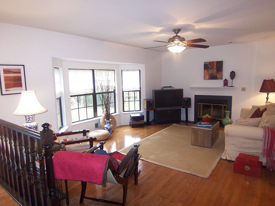 Family Room(Bay Windows)