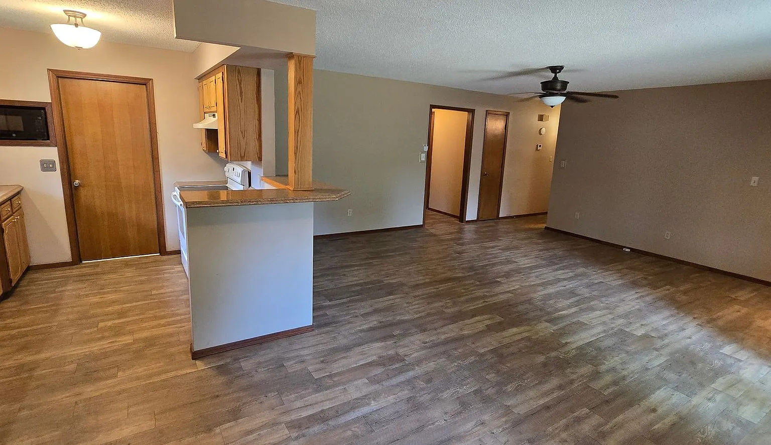 3 Bedrooms 2 Baths! Glendale School district! $1395 — Photo 4