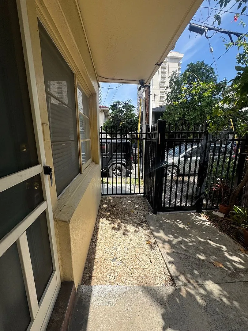 $1,625 Newly renovated 1-bed/1-bath in Commodore Waikiki in Ala Moana area — Photo 3