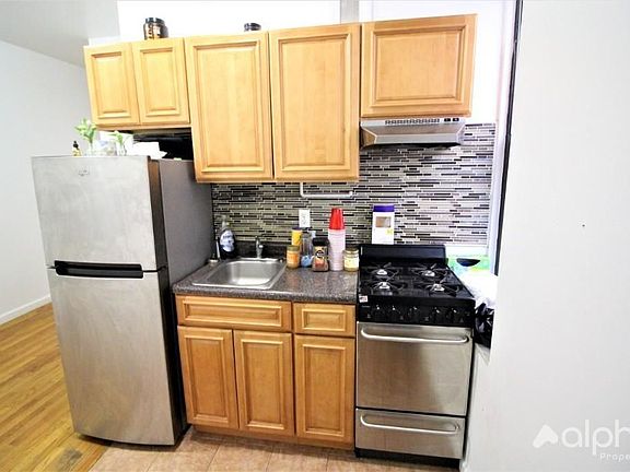 4th image of 171 E 101st St