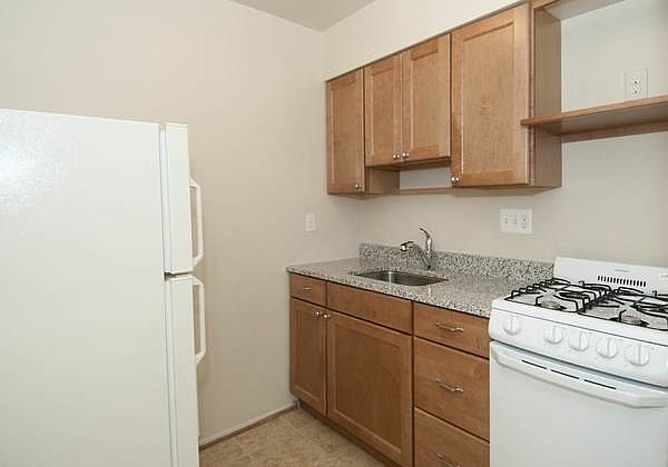1st image of 1625 N Ode St APT 101