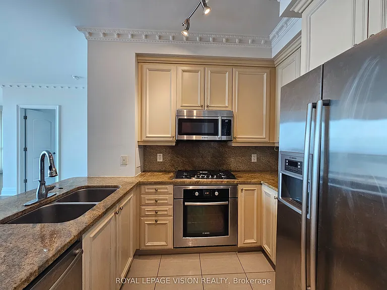 16 Harbour St #3810 — Photo 2