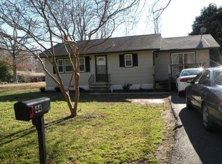 44 Clark Ln, Kilmarnock, VA 22482