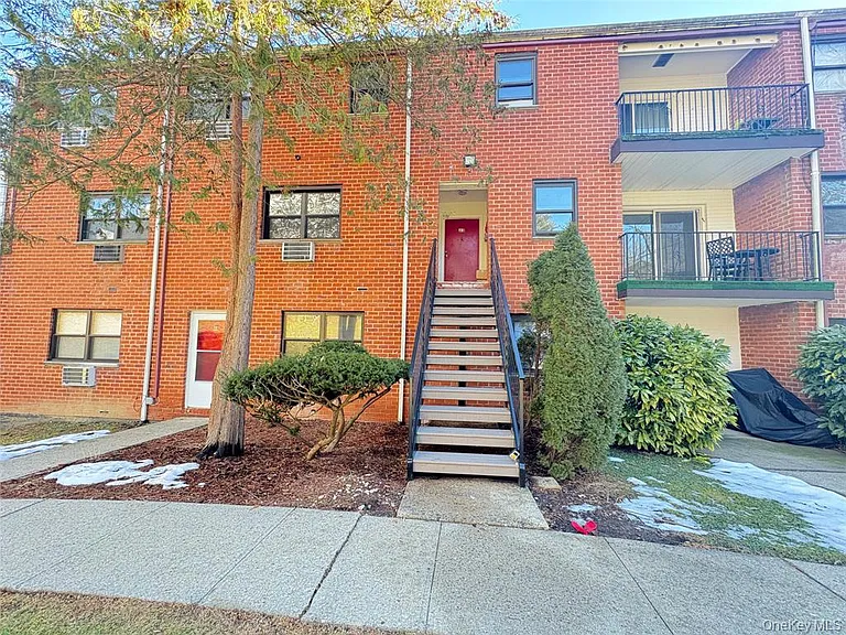 Fieldstone Dr — Photo 1