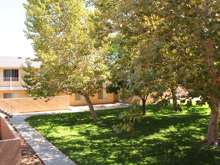 Hesperia Regency Apartments — Photo 18