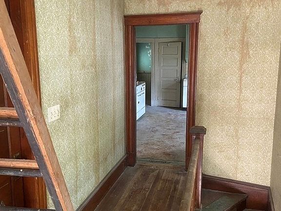 4th image of 17 Seminole St