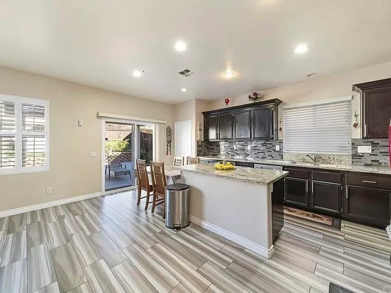 22412 Hawthorn Ave — Photo 1