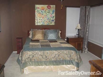 Master Bedroom.
						:
						Large size Master Dedroom with large windows and big walk-in closet.