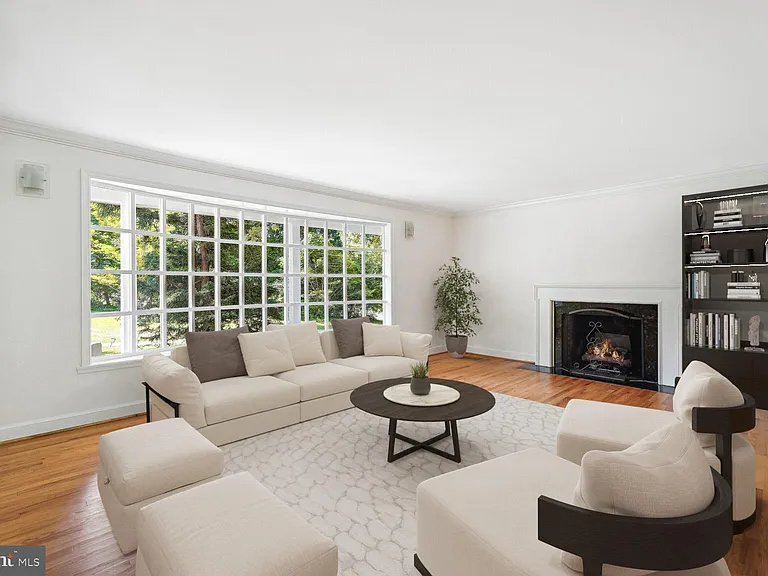 7001 Longwood Dr — Photo 3