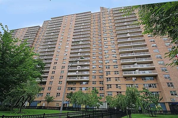 1st image of 2915 W 5th St APT 3F