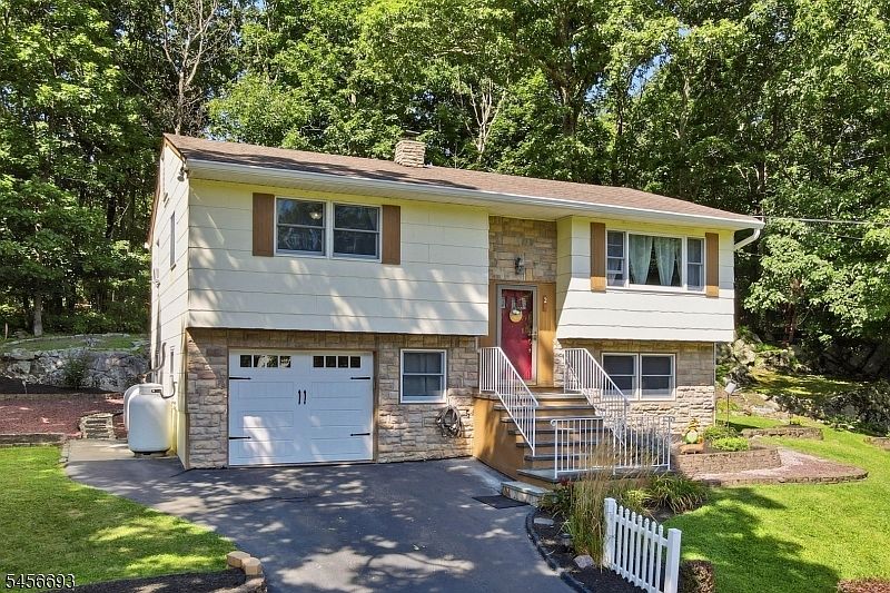 1st image of 25 Elm Tree Rd