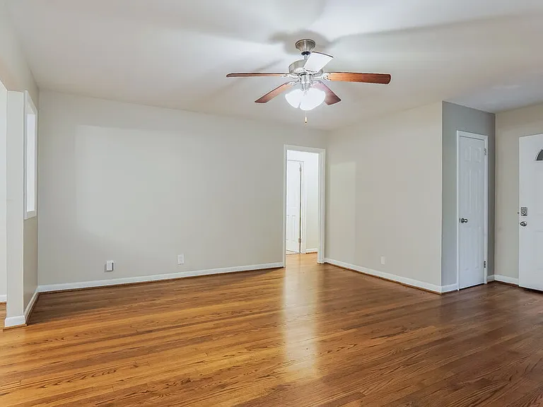 752 Barclay Ln — Photo 5
