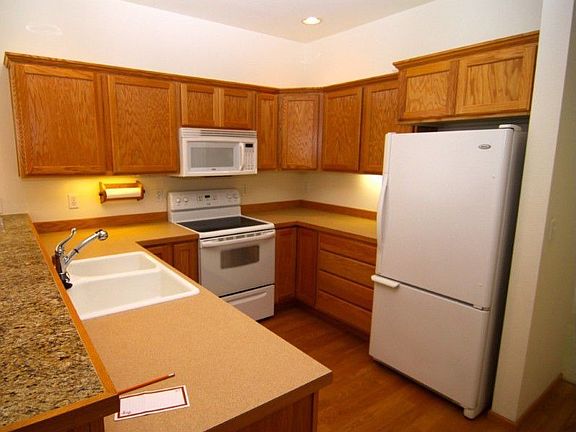 More of this great country kitchen with very nice counter tops and lots of cabinets for storage.