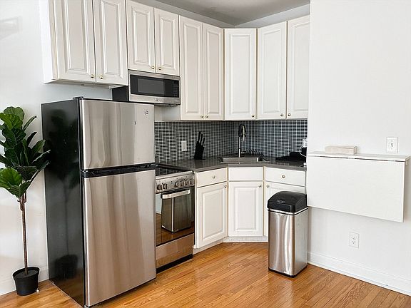2nd image of 224 E 59th St APT 3RW