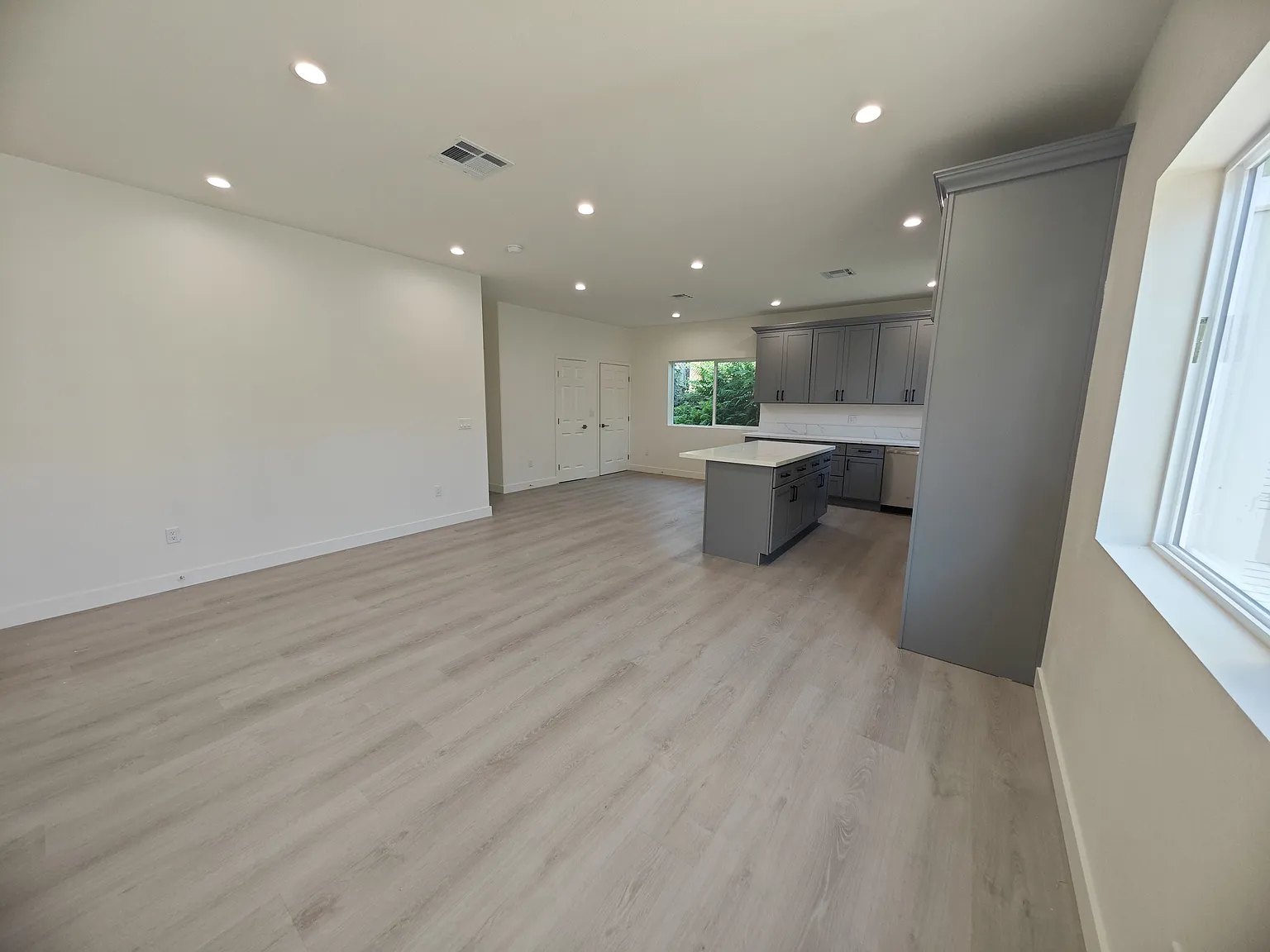 3 bed, 1200 sqft, $3,400 — Photo 4