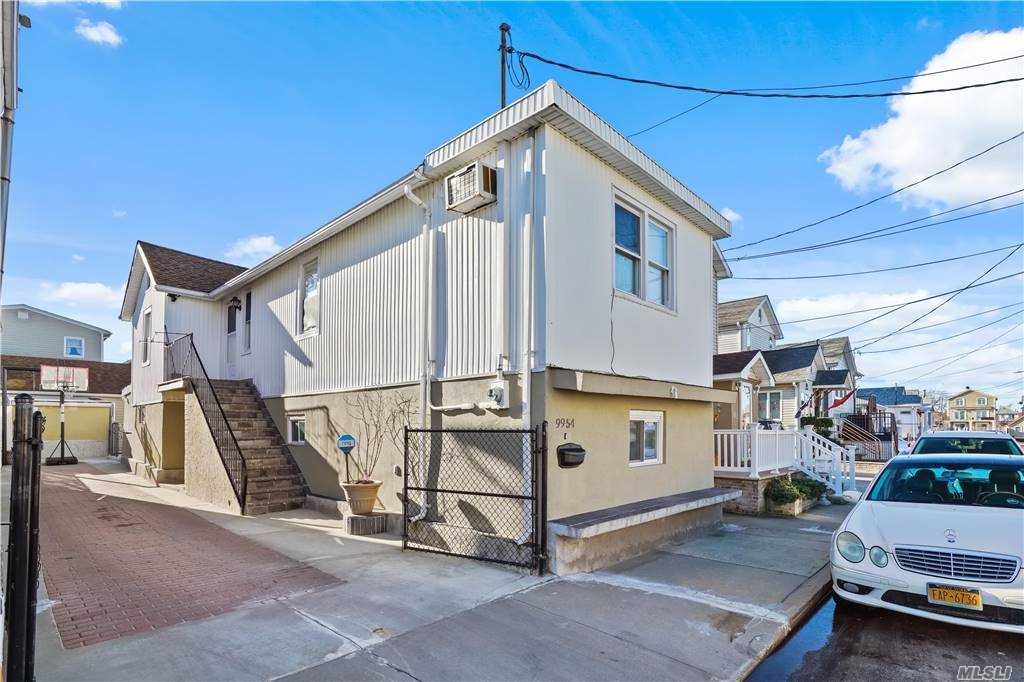 4 Bed 2 Bath Property, New York • 2,400 Sq Ft
