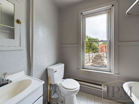 2nd image of 1300 State St APT 3