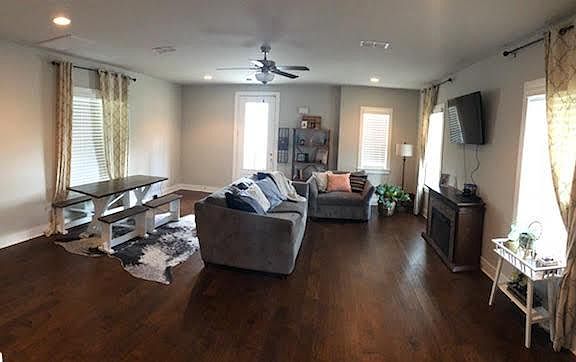 2nd image of 725 Cottage Park Dr