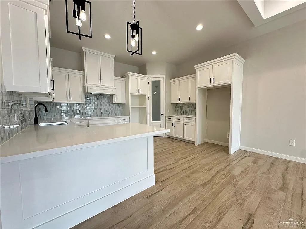 3 bed, 2.5 bath, 2214 sqft, $2,500 — Photo 3
