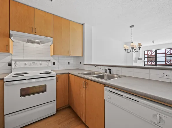 124 3rd St W #306, North Vancouver, BC V7M 1E8