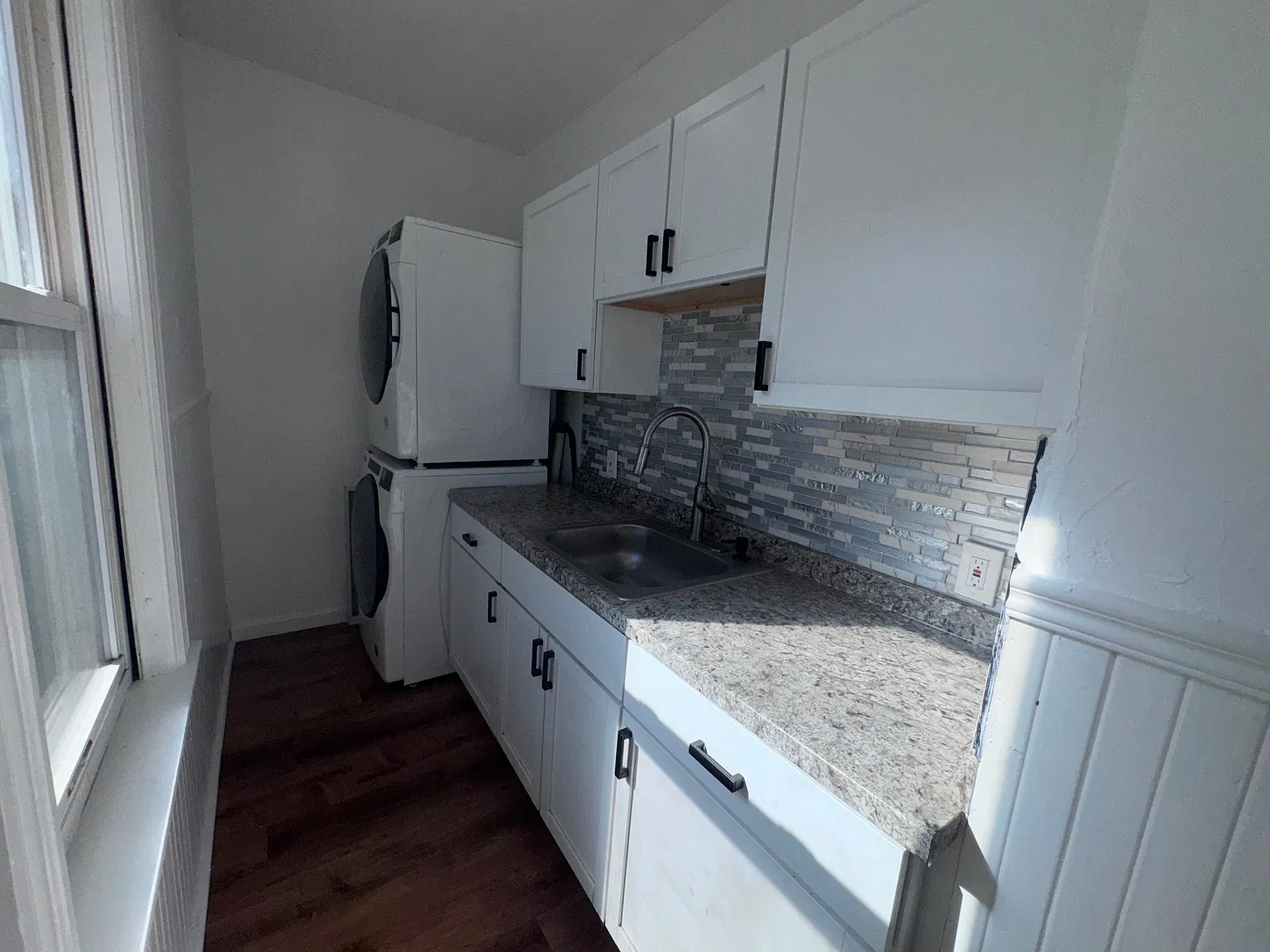 3 bed, 1.0 bath, 1100 sqft, $2,400 — Photo 2