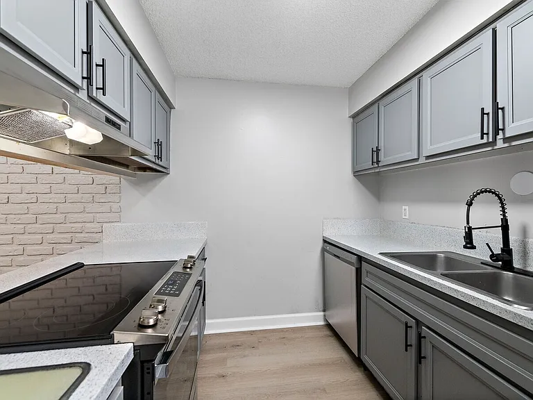 Meadowood Apartments — Photo 8
