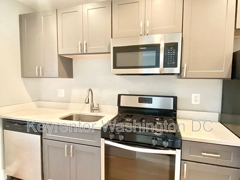 2 bed, 1.0 bath, 550 sqft, $1,525 — Photo 2