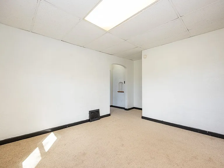223-225 W Trail St — Photo 13