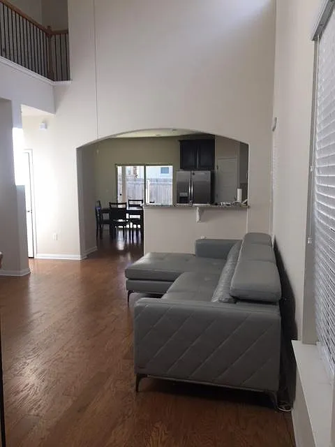 3 bed, 2.5 bath, 2300 sqft, $900 — Photo 2