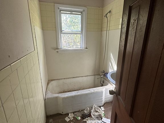 4th image of 9 Proctor Dr