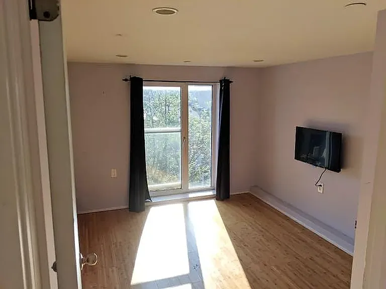 125 Kingsland Ave #3R — Photo 10