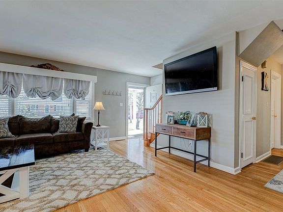 3rd image of 3606 Trafalgar Ct