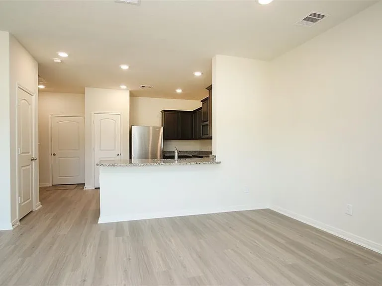 545 Bains St — Photo 6