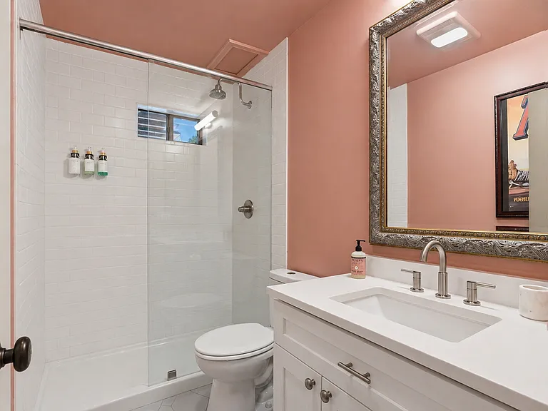 815 Annie St W — Photo 16